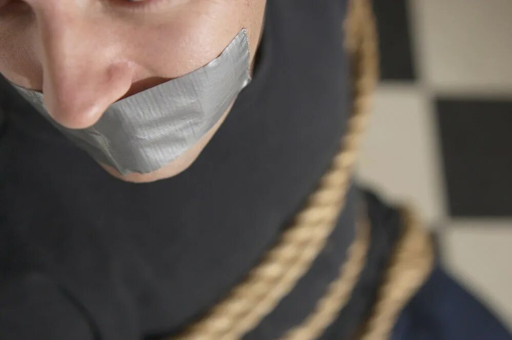 В клетке 2010 фильм доктор. Женщина привязанная к стене. Связанный бизнесмен. Мужчина похитил и связал. Мужчина похитил и связал.