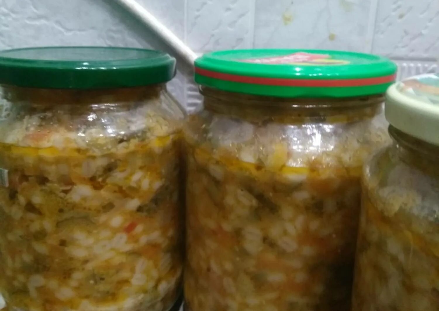 Рассольник на зиму с перловкой и свежими огурцами на зиму. Рассольник в банке на зиму. Заготовки на зиму рассольник с перловкой. Заготовка огурцов для рассольника на зиму. Рассольник на зиму с перловкой и свежими огурцами и помидорами.