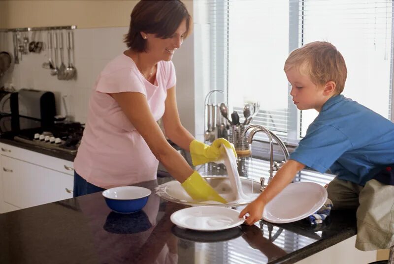 Are you doing dishes. Помогать маме по дому. Ребенок помогает по дому. Уборка посуды со стола для детей. Помогать по дому.