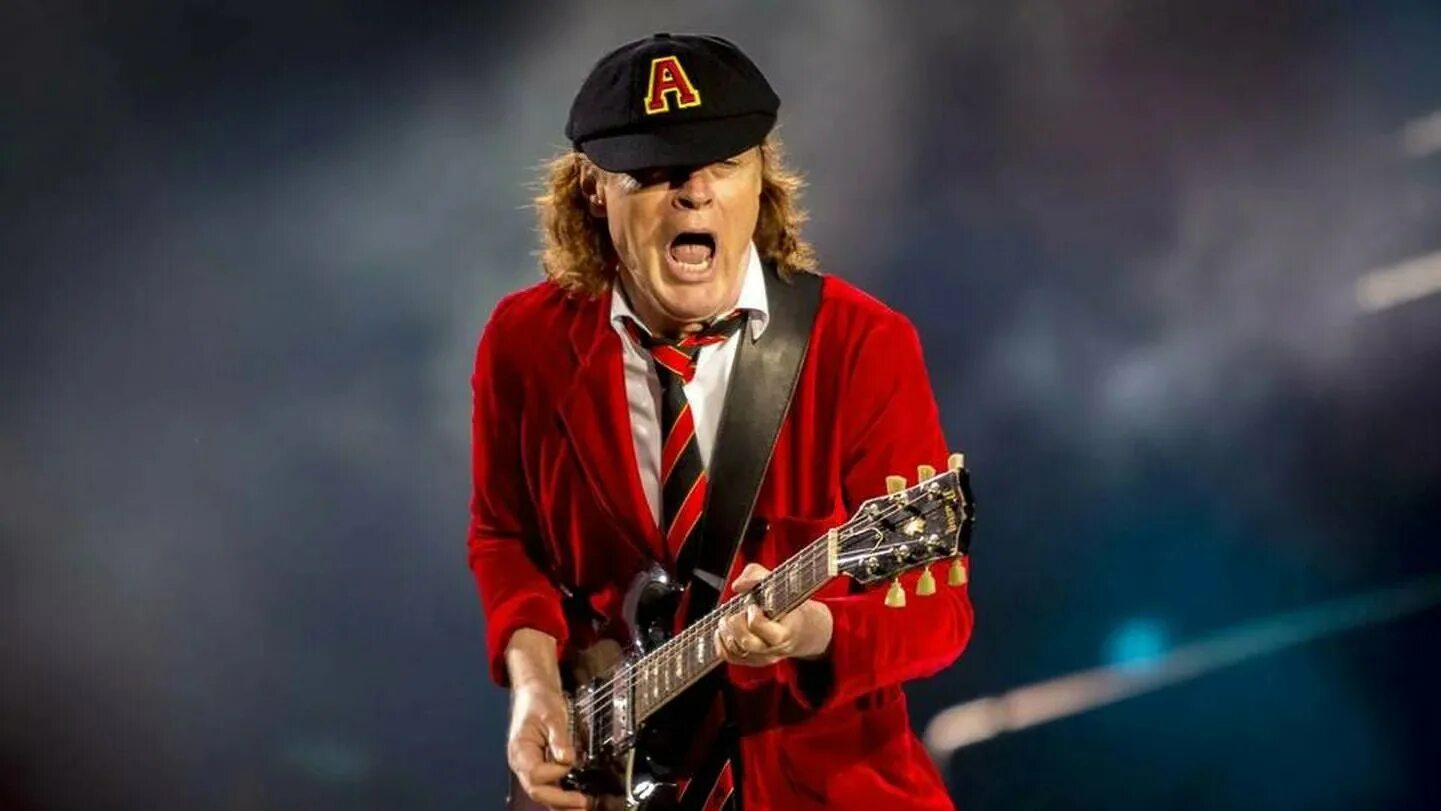 Гитарист AC DC Ангус. Angus young 2020. Соло гитарист AC DC. Angus young AC/DC.