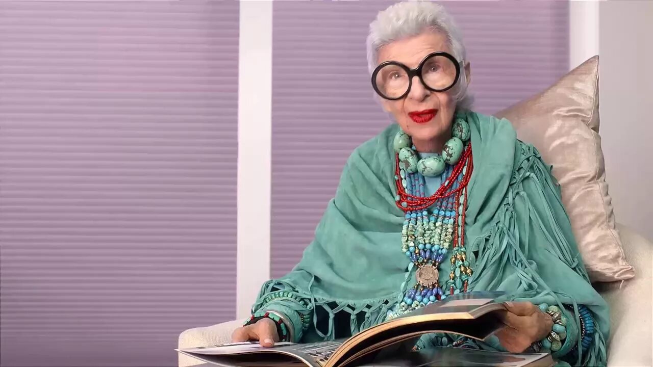 Iris apfel. Айрис Апфель. Айрис Апфель в молодости фото. Дизайнер Айрис Апфель в молодости. Икона стиля Айрис Апфель.