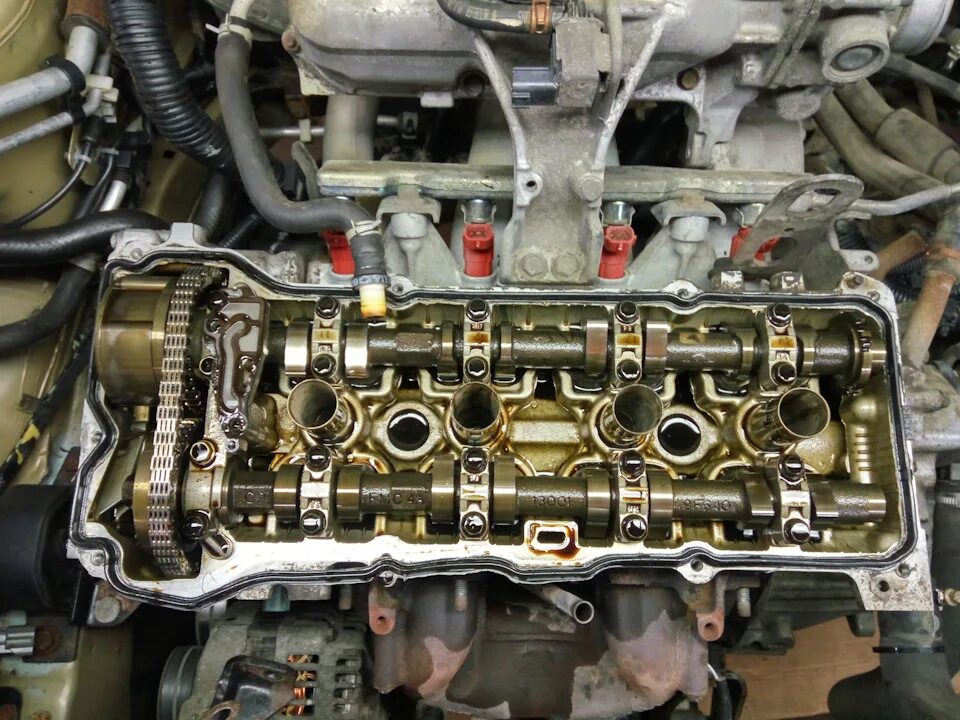 Клапана двигателя Ниссан Альмера n16. Nissan Almera n16 двигатель. Ниссан Альмера 1.5 2000 модель двигателя. Ниссан Альмера 1.6 крышка лобовая. Ниссан альмера замена прокладки клапанной