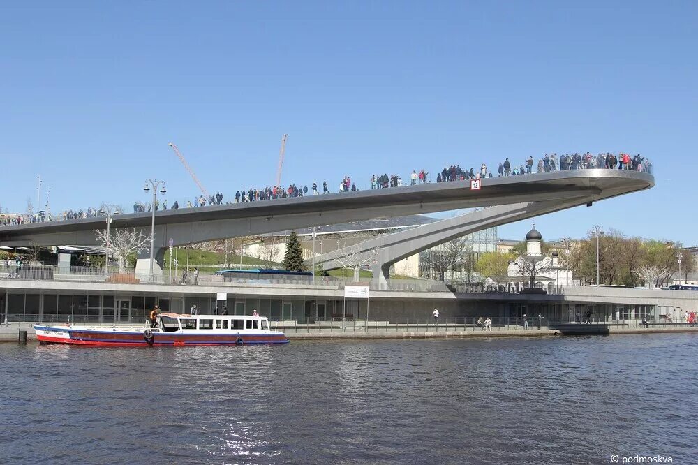 В москве мост над москва рекой. Парк зарядье стеклянный мост. Парк зарядье в москве мост. В москве мост над москва рекой. Мост парк зарядье над москвой рекой.