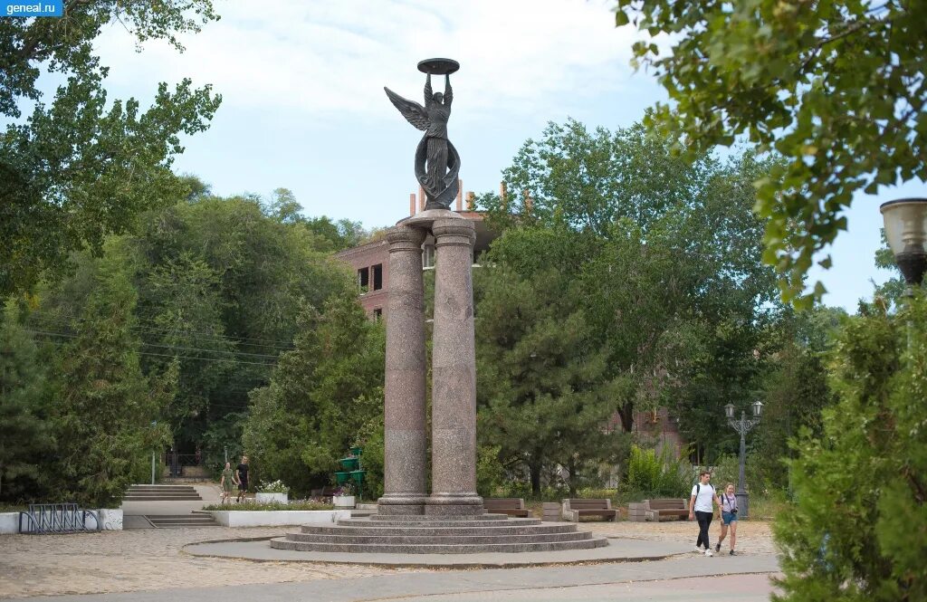 Таганрог купить под. Монумент 300 летия Таганрога. Памятник 300 летию Таганрога. Таганрог Ростовская область парк 300 летия.