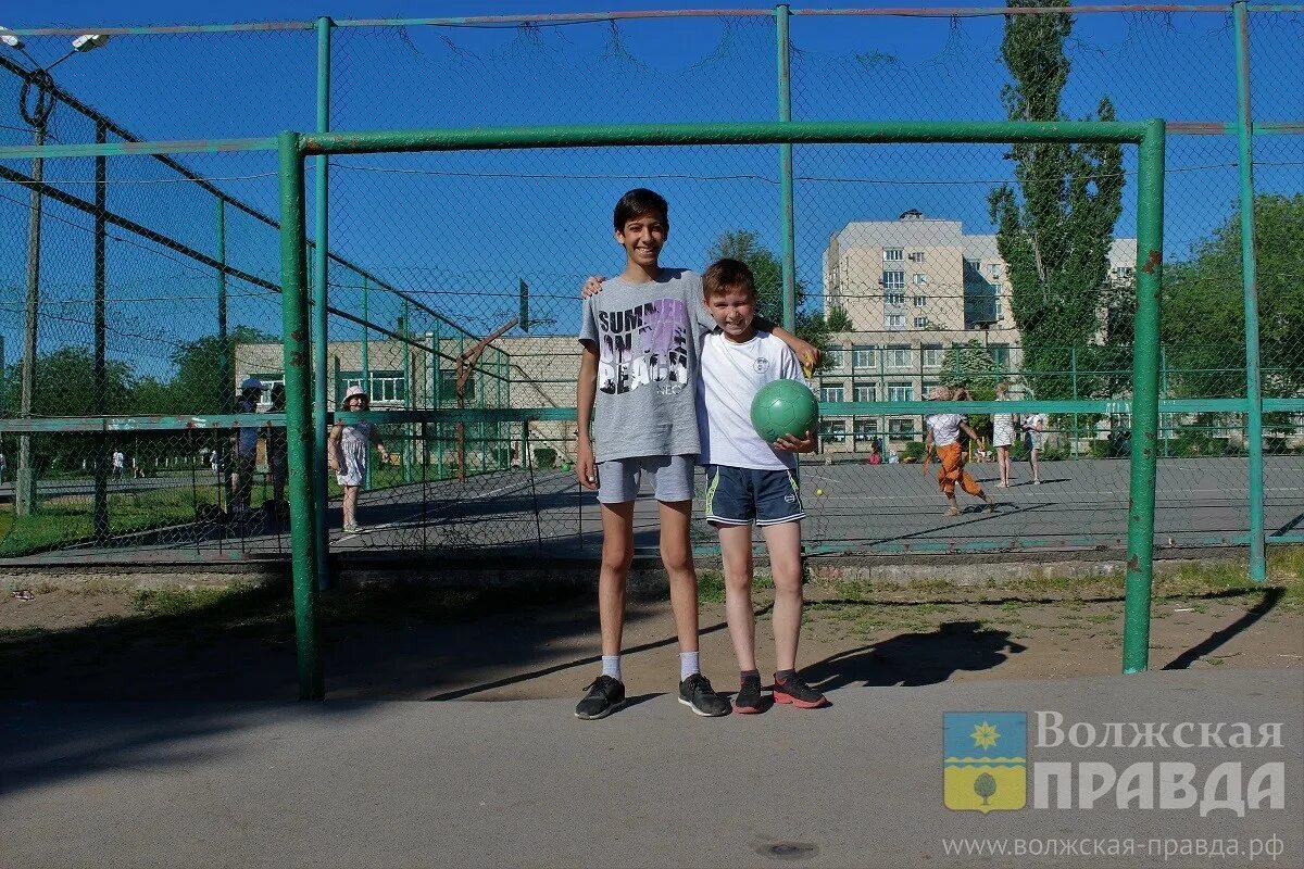 Курс на сегодня волжский. 37 Школа Волжский. Футбольный стадион в Волжском. Панна футбол Волжский. Чемпионка Волжский футбол для детей.