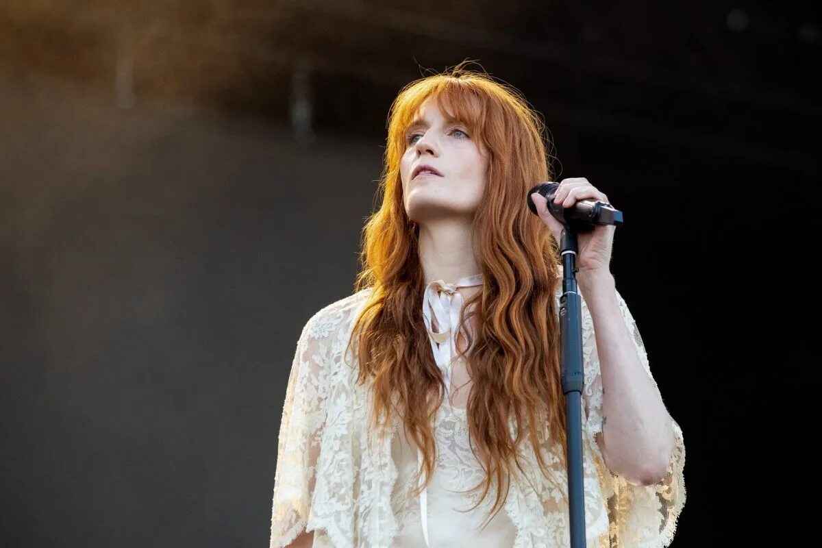 Florence the machine dog days are. Флоренс Уэлч. Флоренс Уэлш 2022. Флоренс Уэлч 2022. Florence Welch 2022.