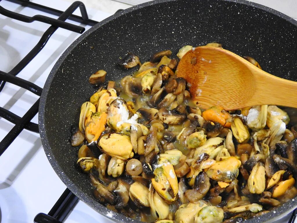 Устрицы запеченные с сыром. Мидии с шампиньонами. Марсельская уха. Картофельные ньокки в сливочном соусе. Жаркое из мидий с шампиньонами.