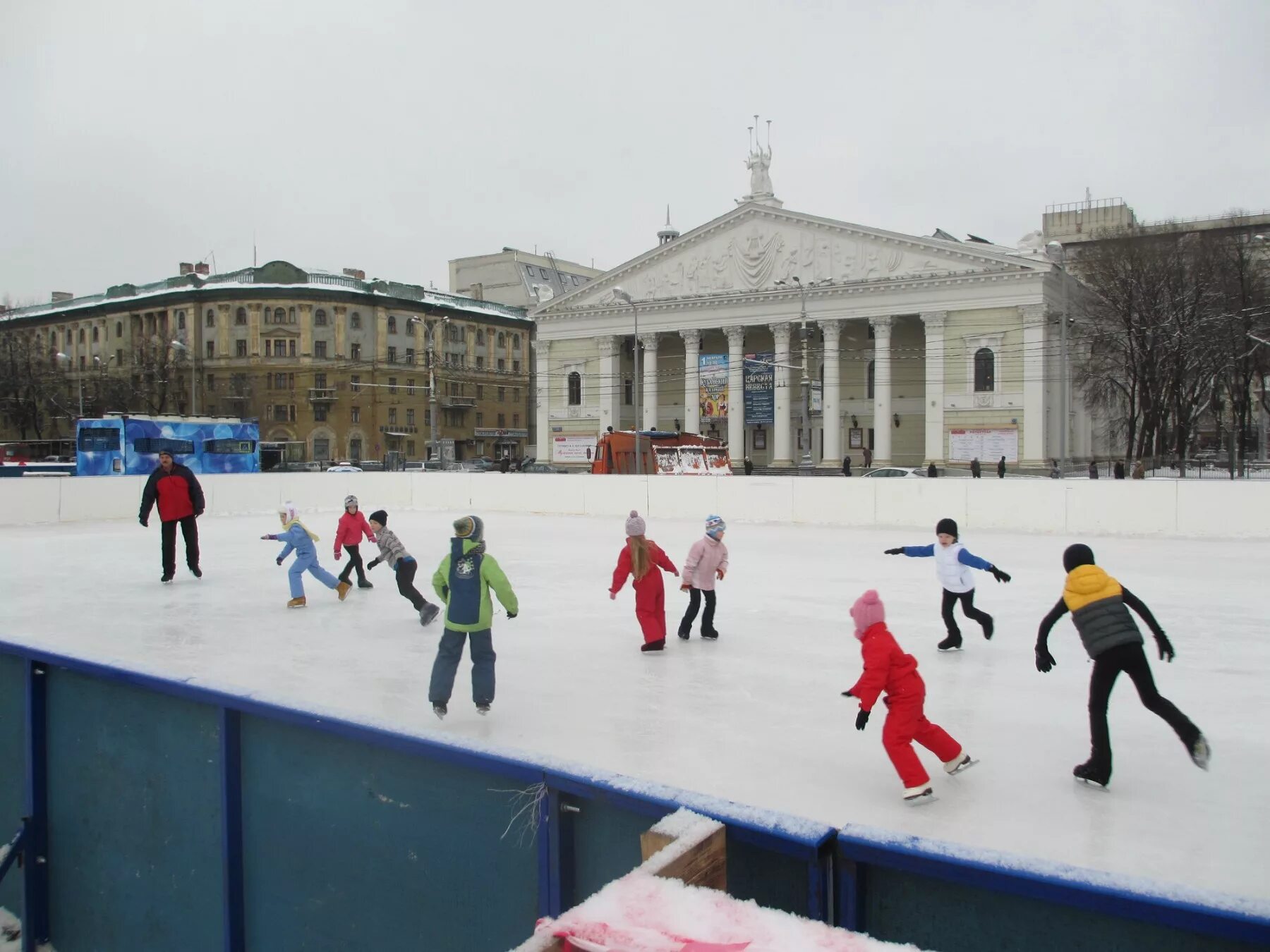 Московский городской каток. Каток город Осинники. Каток Осинники парк. Каток в Ярославле в центре города. Воронцовский парк каток.