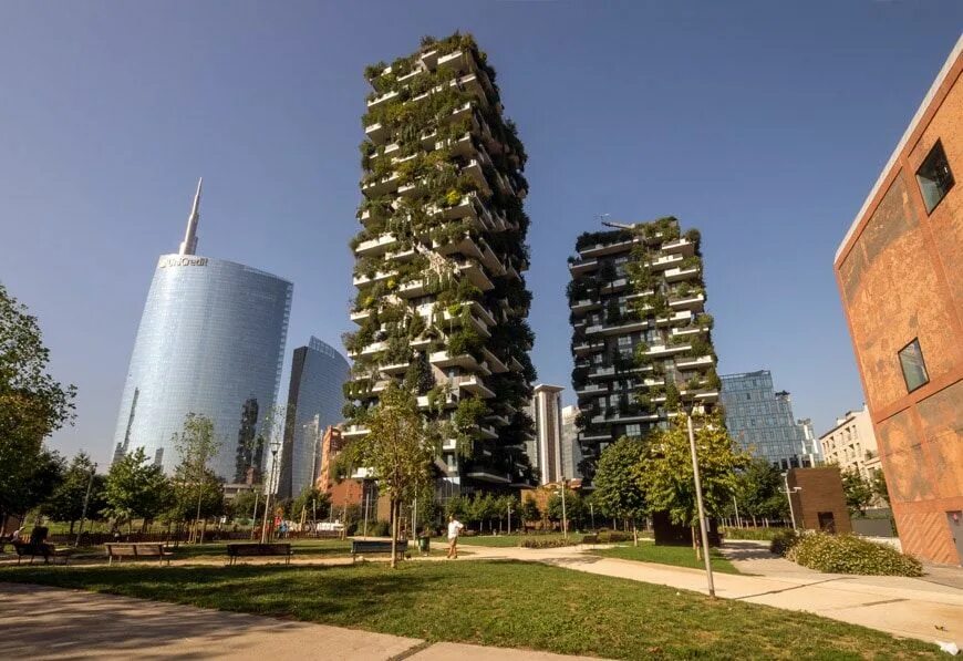 Вертикальные объекты. Миланский небоскреб Bosco verticale. Небоскребы Bosco verticale («вертикальный лес»). Боско вертикале Милан. Боско вертикале в Милане знаменитый небоскреб.