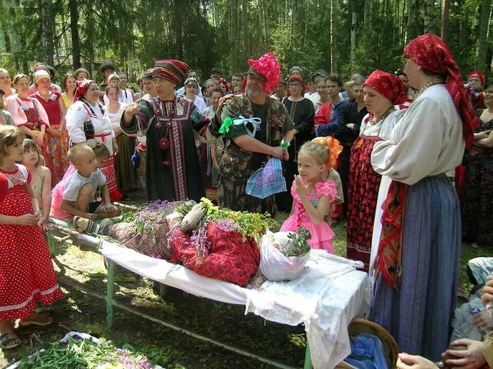 Традиции прощания. Похороны Костромы Шутилово. Похороны Костромы обряд. Кострома праздник славян. Погребальный обряд.