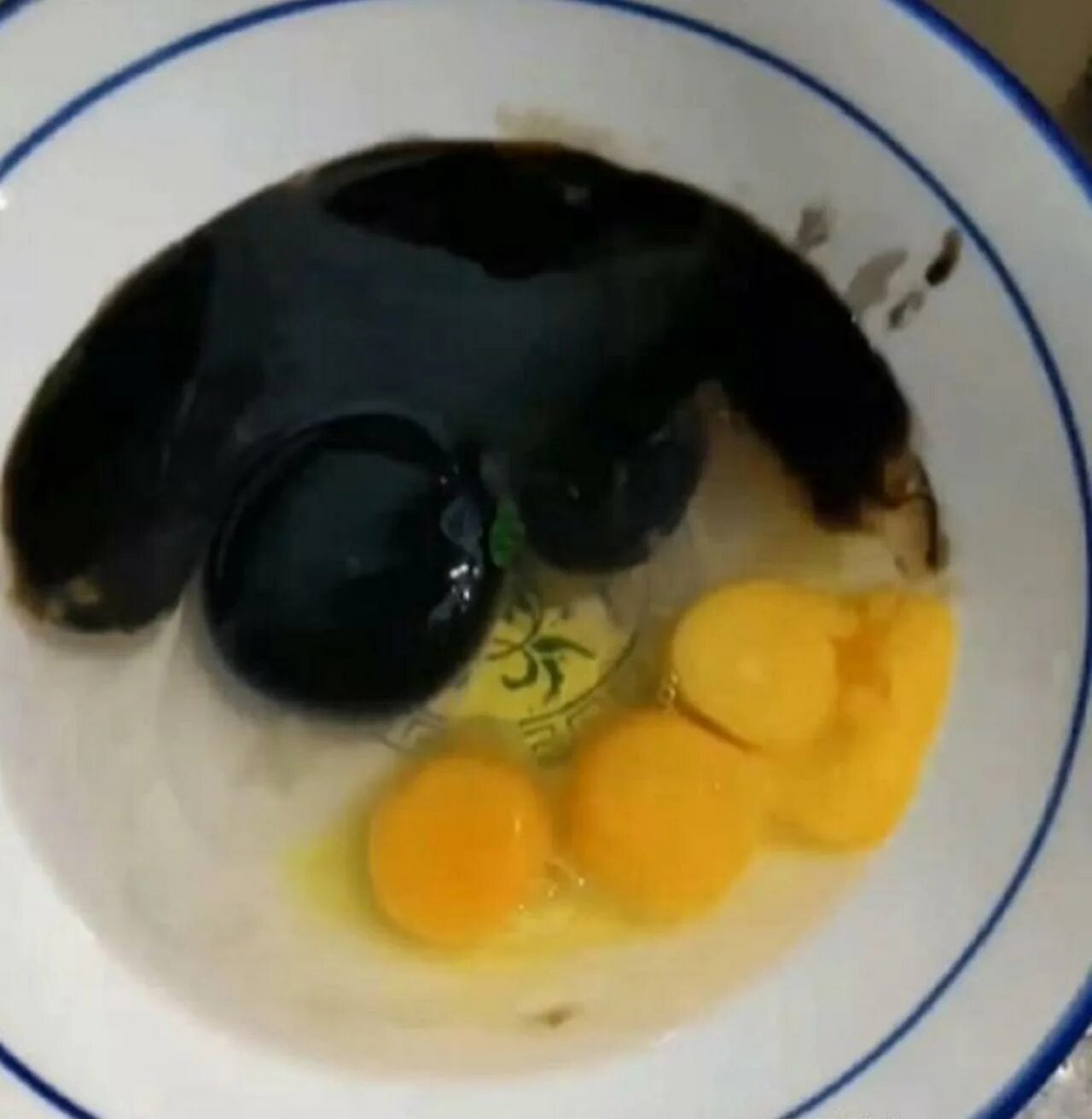 Яйцо стало черным. Китайские черные яйца. Тёмный желток в курином яйце. Чёрные яйца куриные.