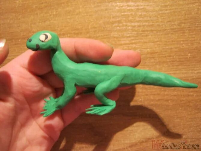 Ящерица изтпластелина. Поделка ящерица. Ящерица из полимерной глины мастер класс. Как слепить ящерицу. Ящерица лепка для детей.