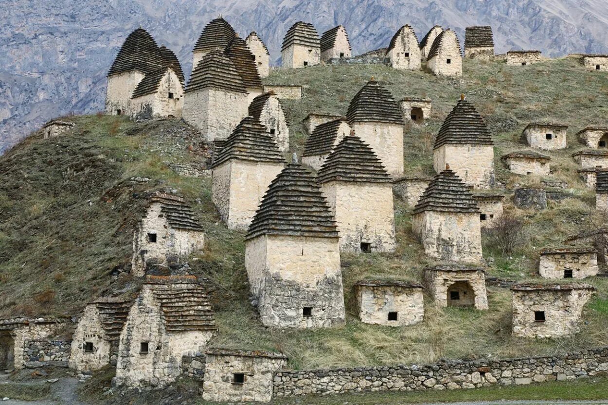 Даргавс город мертвых. Даргавс город мертвых история. Даргавс город мертвых история. Даргавс город мертвых. Некрополь даргавс.