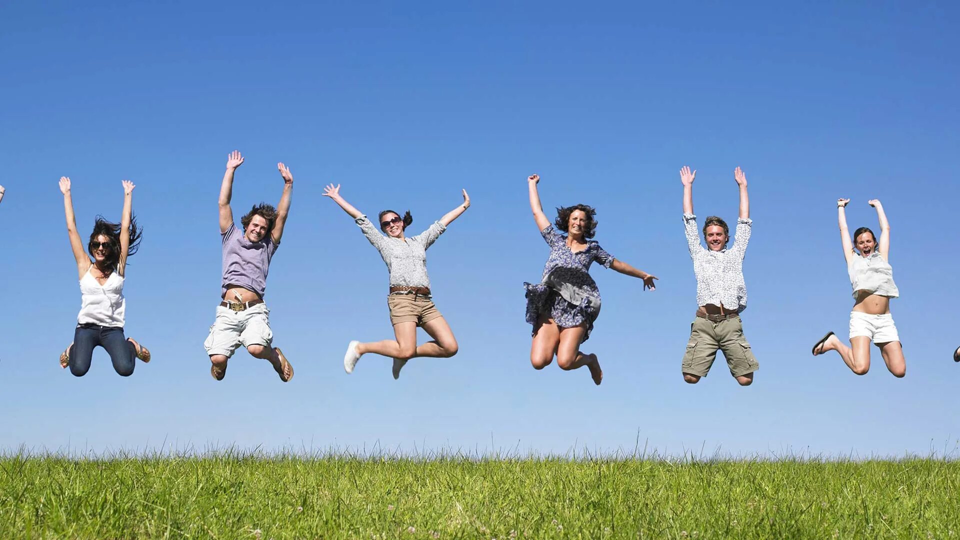 Человек в прыжке. Человек подпрыгнула земля. Девочка подросток в прыжке. Человек подпрыгнула земля. Иван макгуайер парашют.