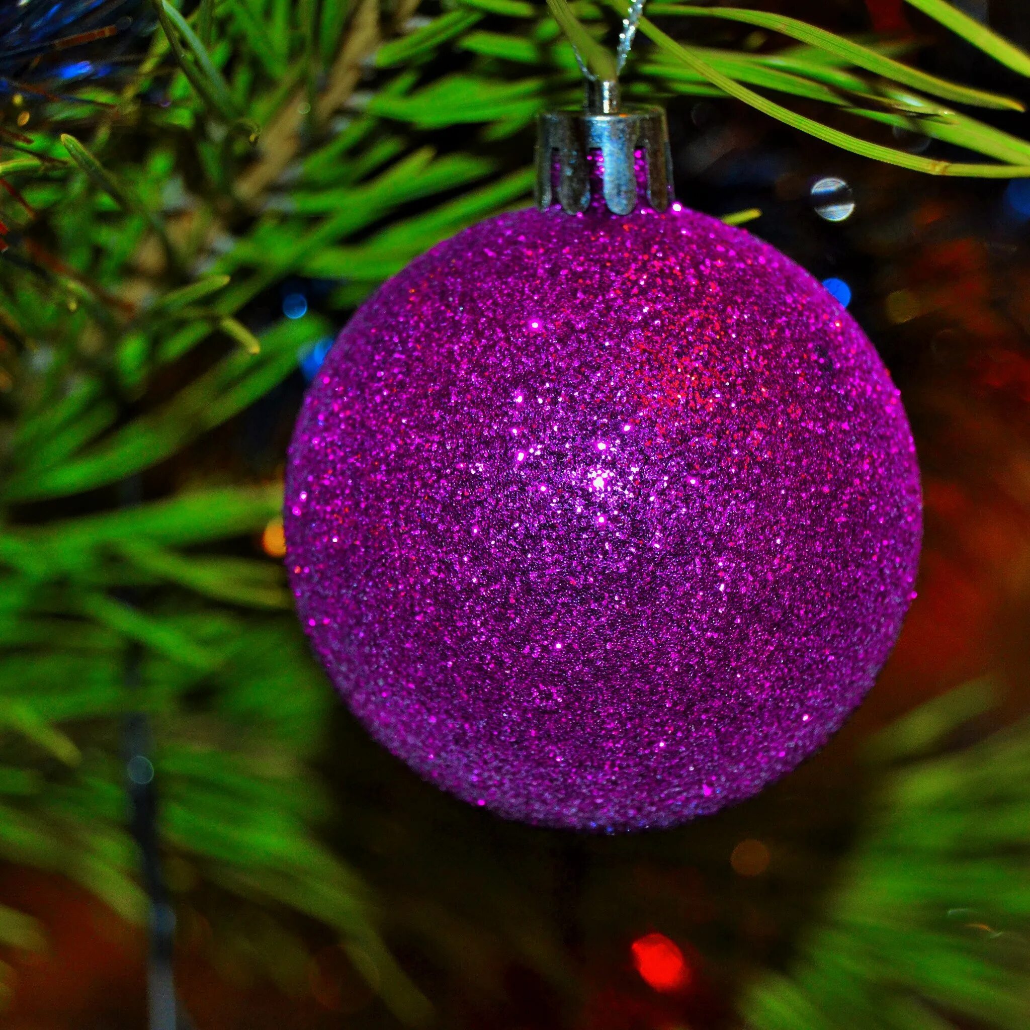 набор ёлочных украшений. цвет елочных игрушек. шарик новогодний. фиолетовые елочные игрушки. елочные украшения.