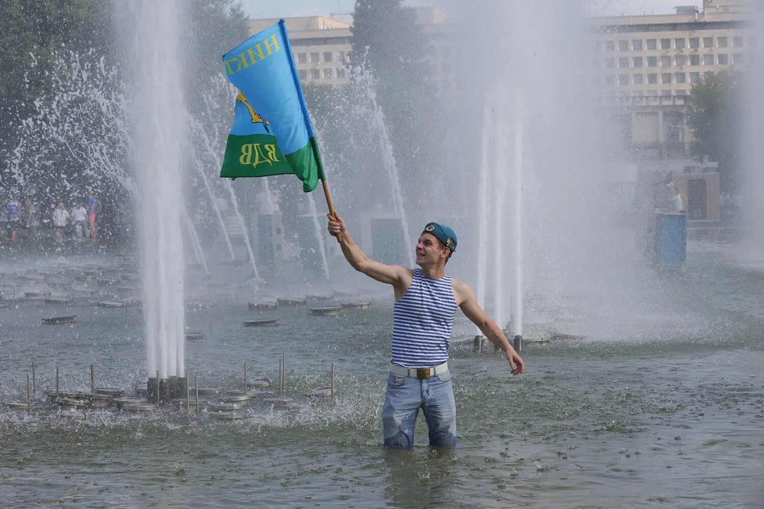 День десантника фонтаны. Вдв купание в фонтане. десантники в фонтане. день вдв фонтан. вдв купаются в фонтане.