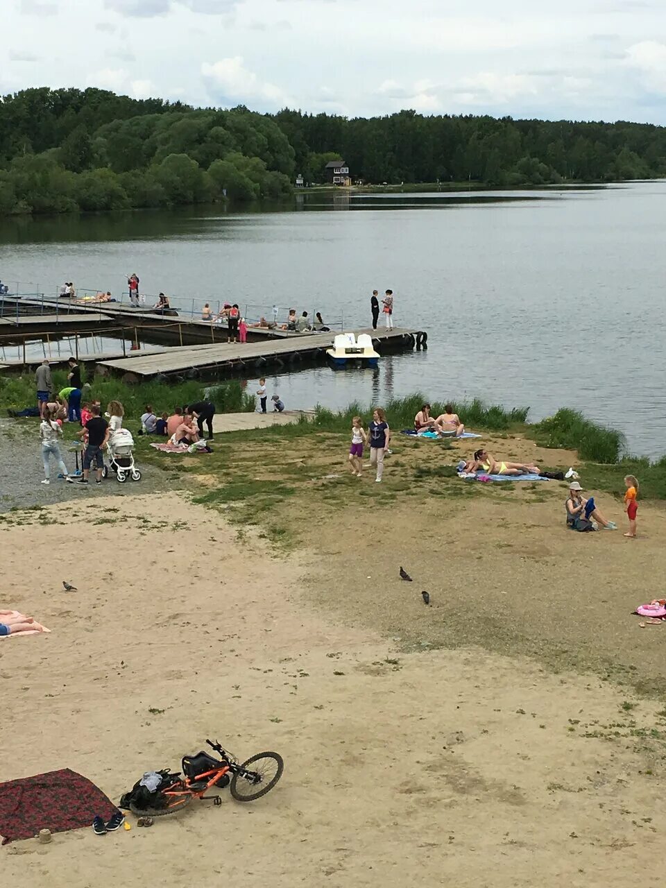 пляж пески екатеринбург шарташ. озеро шарташ екатеринбург пляж. екатеринбург оз шарташ пляжи. песчаный пляж шарташ екатеринбурге. озеро шарташ екатеринбург пляж.