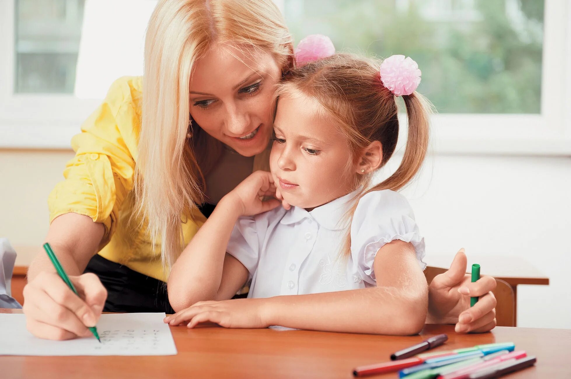 Провожаем детей в школу. Мама первоклассника. Мама первоклассника картинки. Мама первоклассника. Первоклассница с родителями.