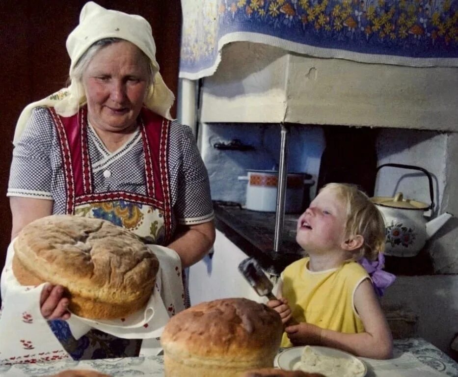 Бабушки советского времени. Бабушка печет хлеб в деревне. Бабка с пирожками. Деревенская бабушка. Бабушка и пироги.
