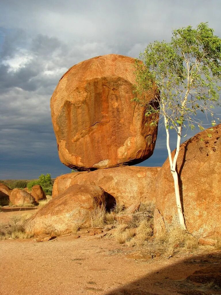 Сколько живет камень. Заповедник «Дьявольские шары». Дьявольские камни в Австралии. Дьявольские шары Австралия. Карлу-Карлу Дьявольские камни.
