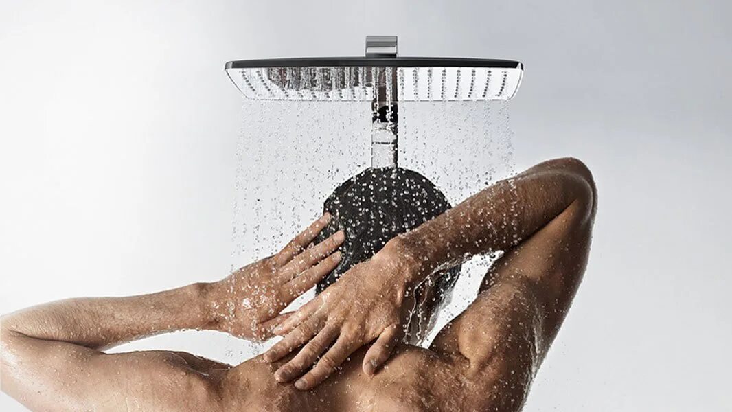 Под струями душа. Raindance e Showerpipe 360. Raindance e Showerpipe 360 1jet термостат. Raindance e 27113400. Hansgrohe Raindance.