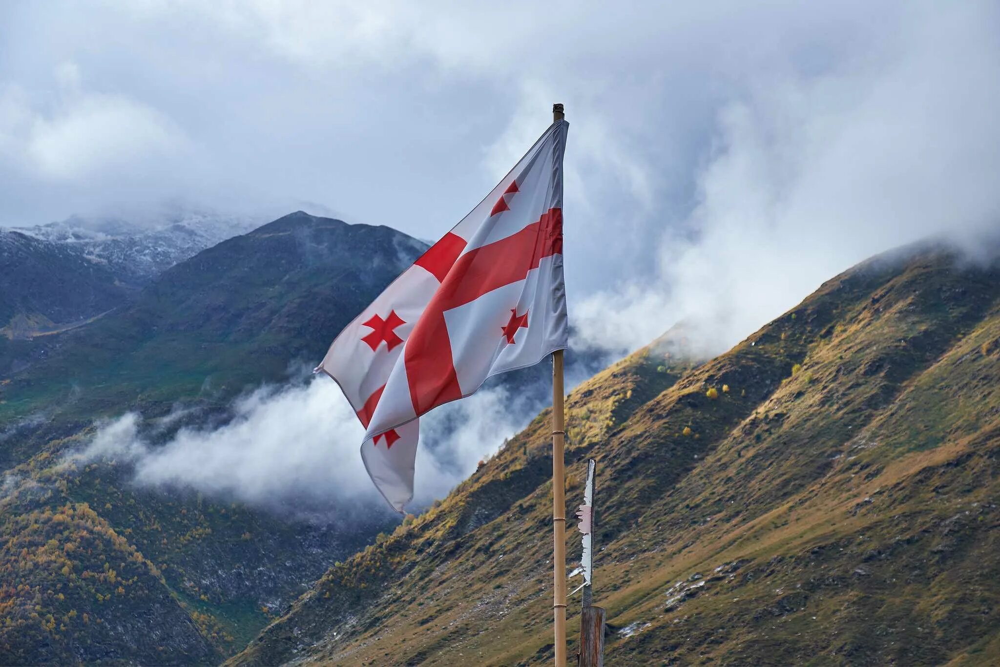 Конец грузии. Республика Грузия флаг. Грузия Тбилиси флаг. Сакартвело Грузия. Флаг Грузии в горах.