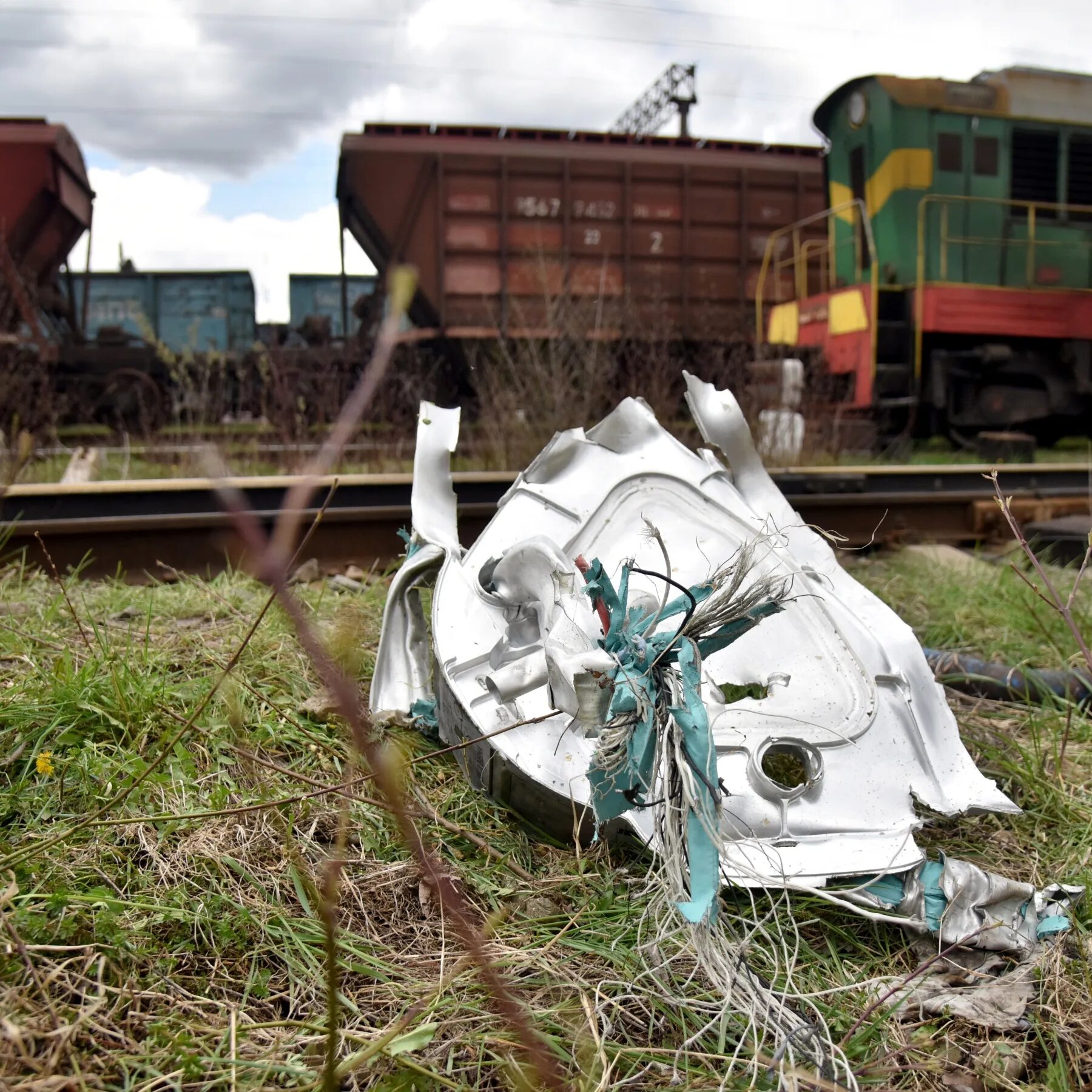 Разбитая железная дорога. Удар по железной дороге в Украине. Украинская железная дорога. Удары по ЖД путям на Украине.