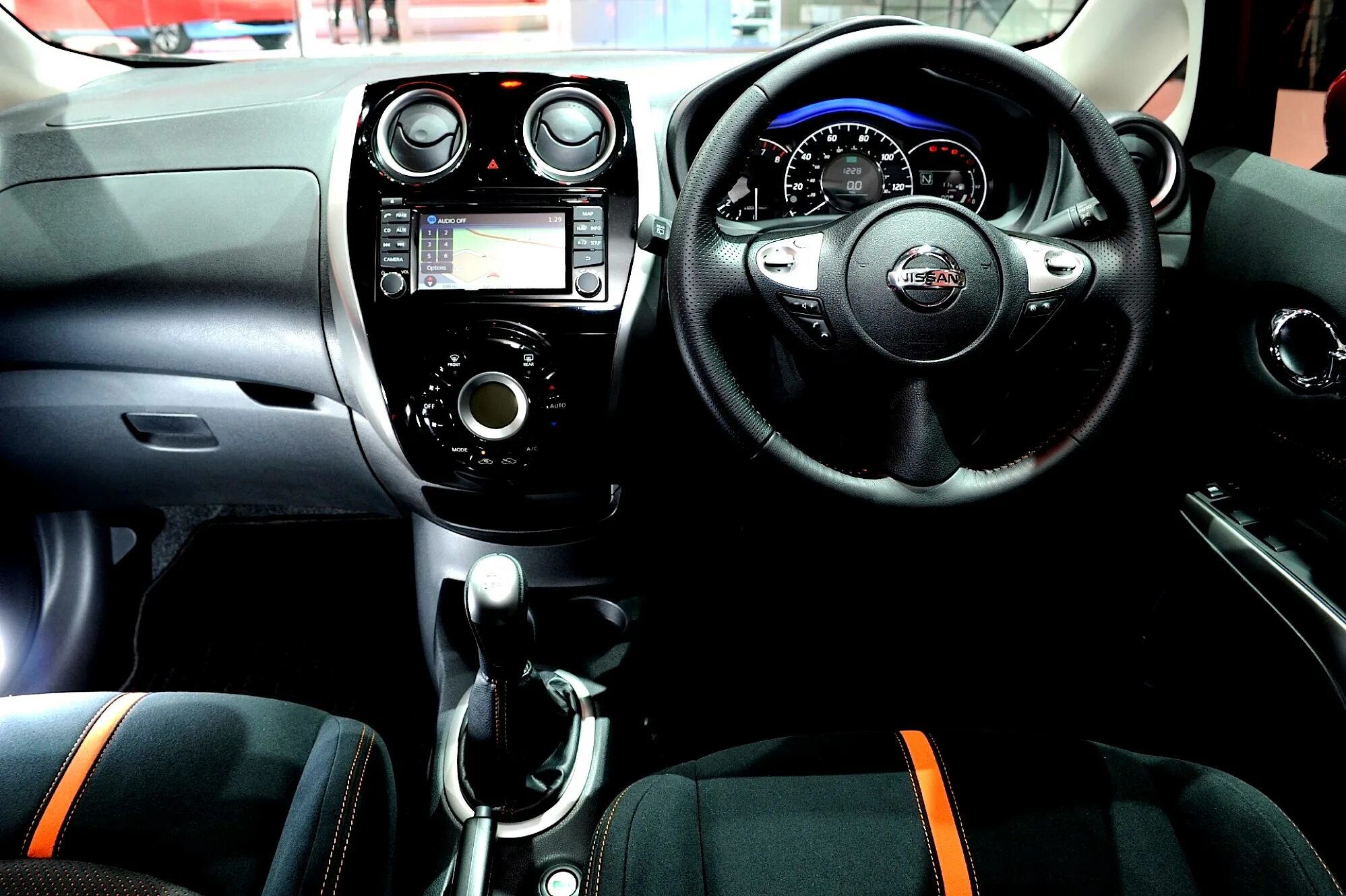 Nissan Note 2010 салон. Nissan Note 2013. Nissan Note Interior. Ниссан ноут 2013 салон.