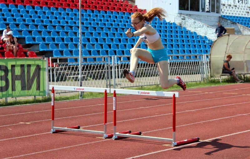 эстетика соревнований по легкой атлетике. прыжки с шестом. хельсинки легкая атлетика мировой тур. легкая атлетика мировой тур в закрытых помещениях. эллиот грихольт.