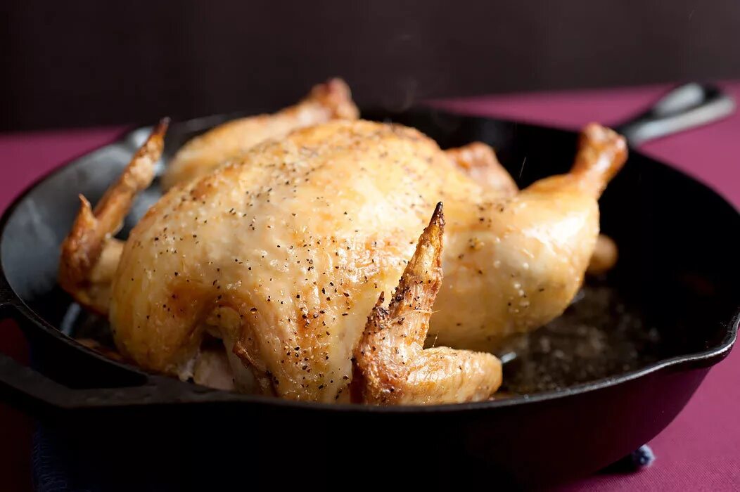 Рецепт жареной кур в. Курица на сковороде. Жареная курица. Сочная Курочка на сковороде. Зажаренная курица.