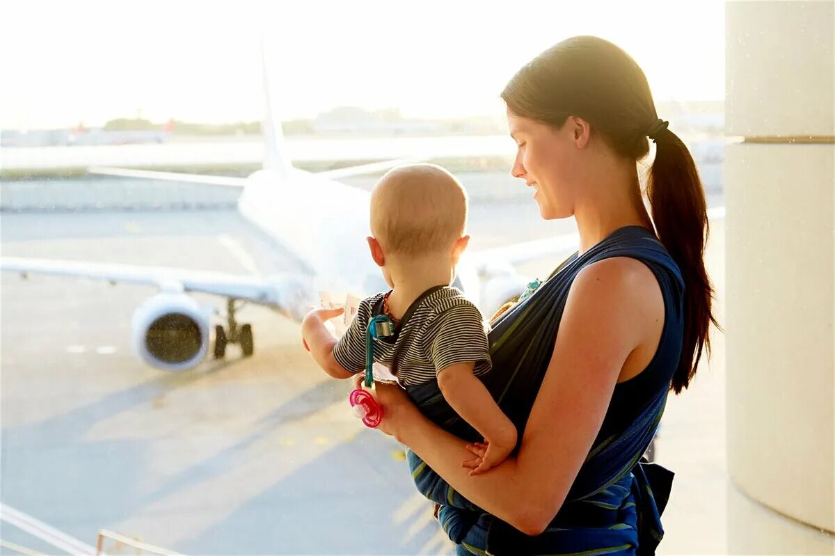 Ребенок в самолете со скольки лет. Путешествие с малышом. Мама с ребенком в аэропорту. Путешествие на самолете для детей. Поездка с детьми.