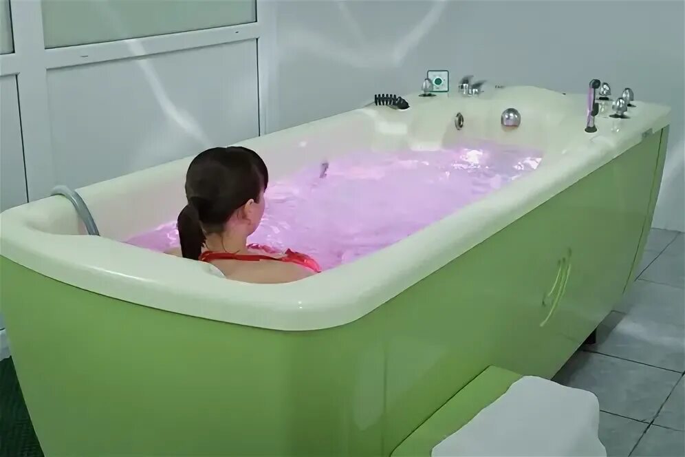 Ванны при артритах. Санаторий синегорские минеральные воды. Гальванические ванны для рук. Водолечение бальнеотерапия. Травяные ванны для суставов.