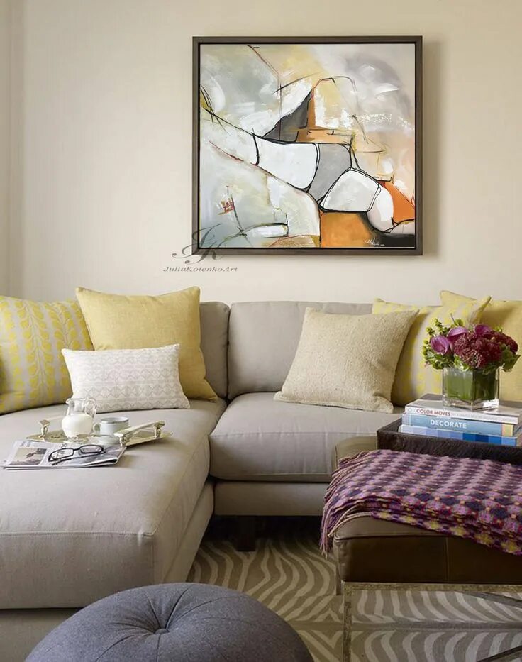 Спальня в белом цвете. Интерьер комнаты с картиной. Композиция из картин на стене. Картины в комнату. Творческое место в маленькой квартире.