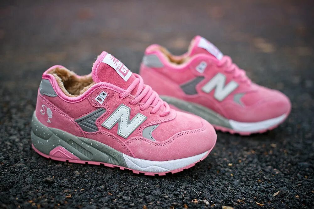 Самые популярные new balance. 580 Нью бэланс женские. New Balance 580 женские. Нью беленс женские кроссовки. Кроссовки New Balance 580 женские.