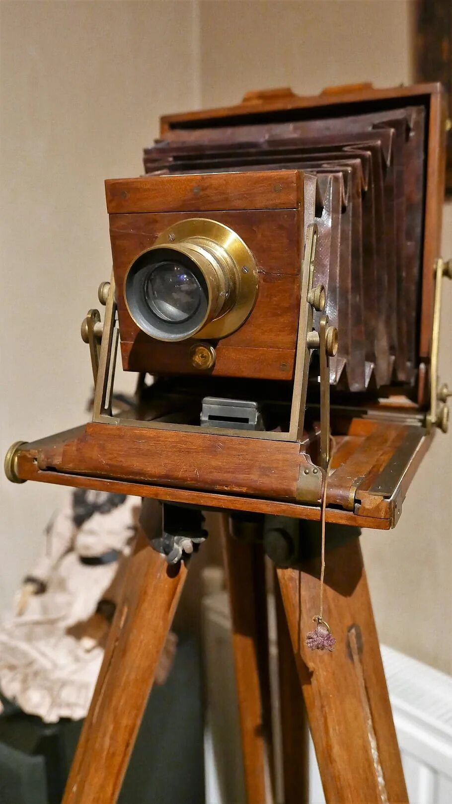 Старый фотоаппарат. Старая фотокамера. Антикварные фотоаппараты. Старая видеокамера.