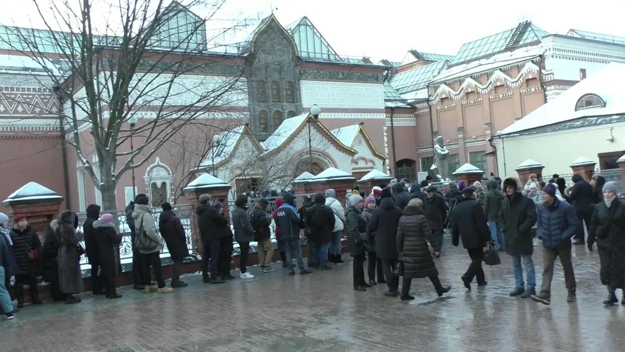 Как попасть в третьяковку без очереди. Очередь в третьяковскую галерею. очереди в третьяковскую галерею 2025. огромная очередь. третьяковская галерея в москве.