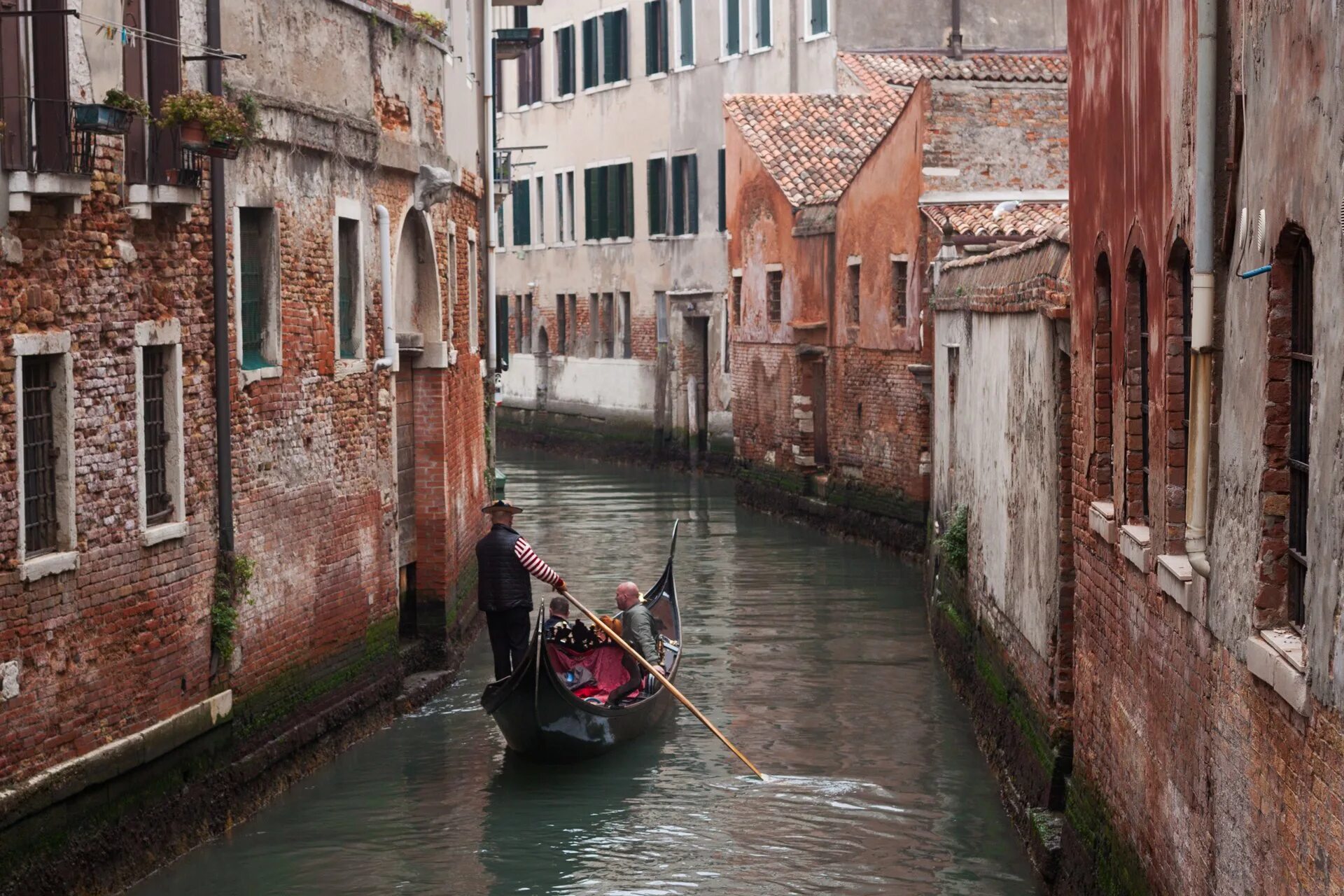 Города окруженные водой. Обмелевшая Венеция. Венеция город на воде. Венеция. Гондолы. Венеция (коммуна).