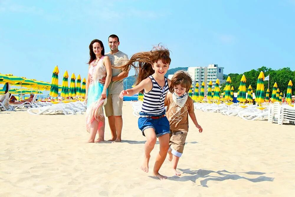 Семья на пляже. На море всей семьей. Турция с детьми. Анапа для детей. Куда поехать на черное море с детьми