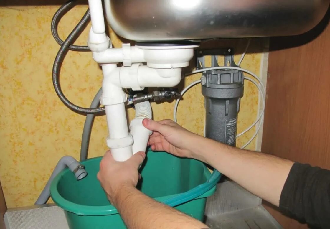 сифон для раковины на кухню разобранный. чистка сифона раковины. засор в раковине. канализация под раковину. как почистить сифон на кухне.