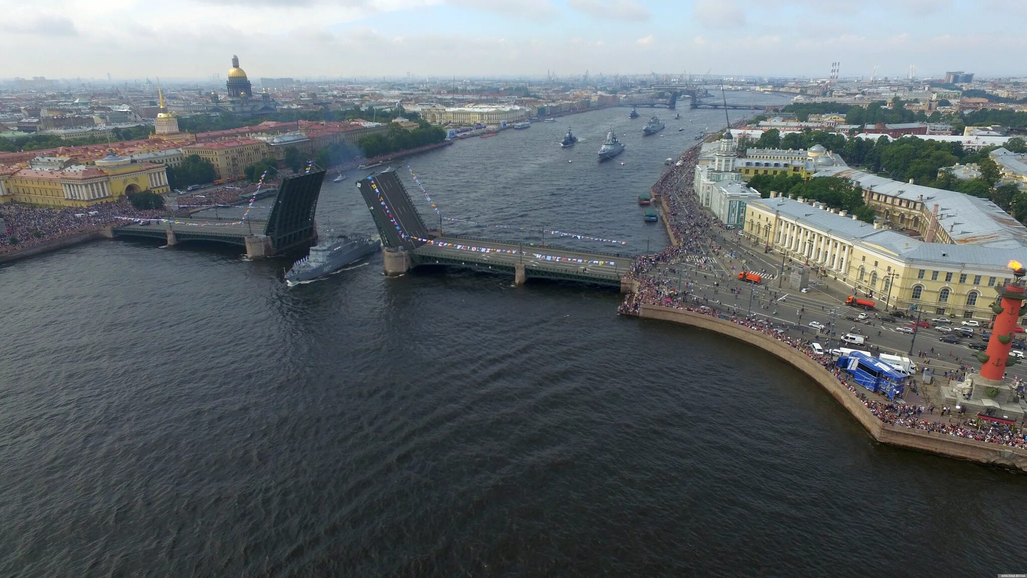 Цивилизация на неве сайт. Дворцовый мост в Санкт-Петербурге. Дворцовый мост Санкт-Петербург сверху. Река Нева. Васильевский остров Санкт-Петербург.