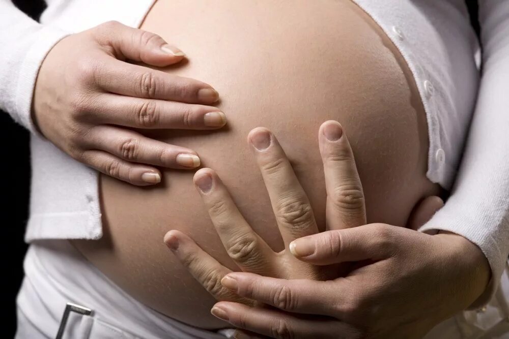 Беременной снится шевеление ребенка. Малыш в животике. Ребенок в животе беременной.