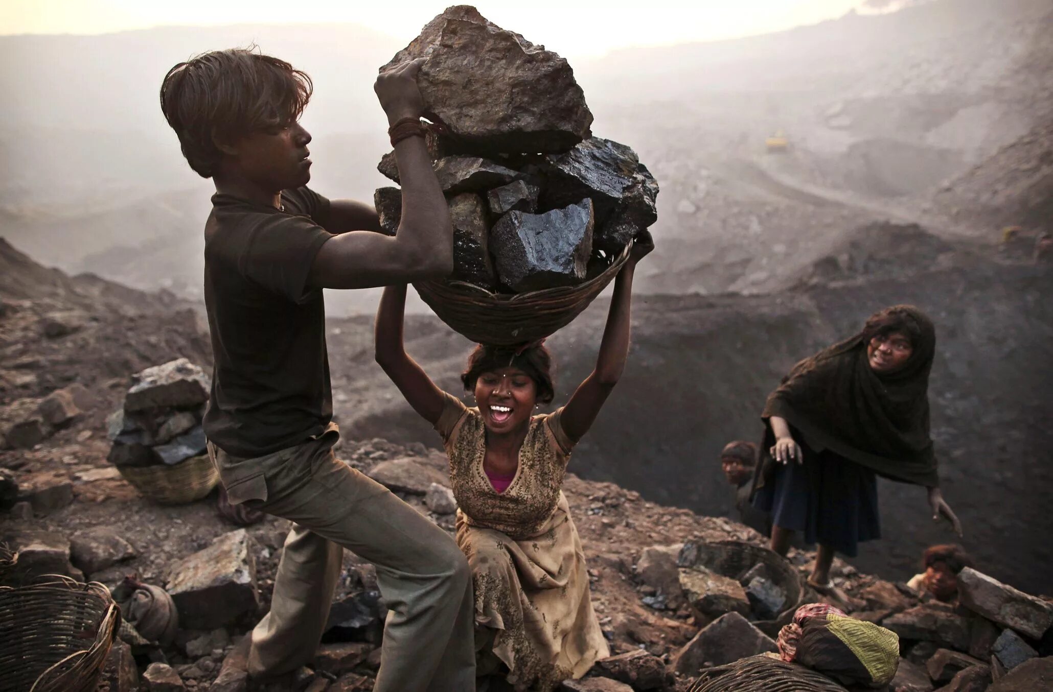 Тяжелый труд. Добыча каменного угля в Индии. Тяжелый труд фото.