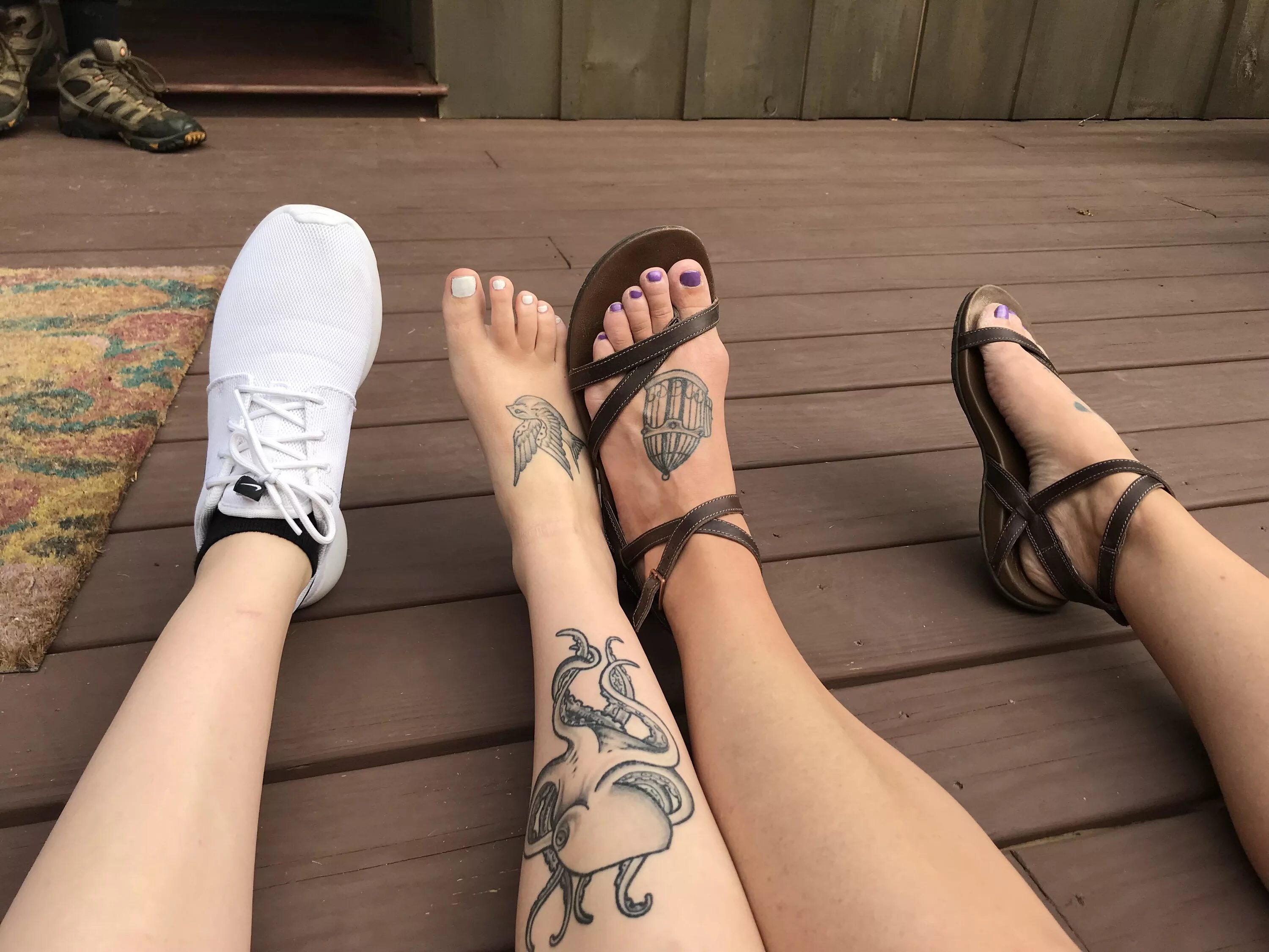 Эрин дюваль feet. Стильные тату парусник. Татуировка дотворк на ноге. Девушки с тату фут фетиш. Тата фетиш.