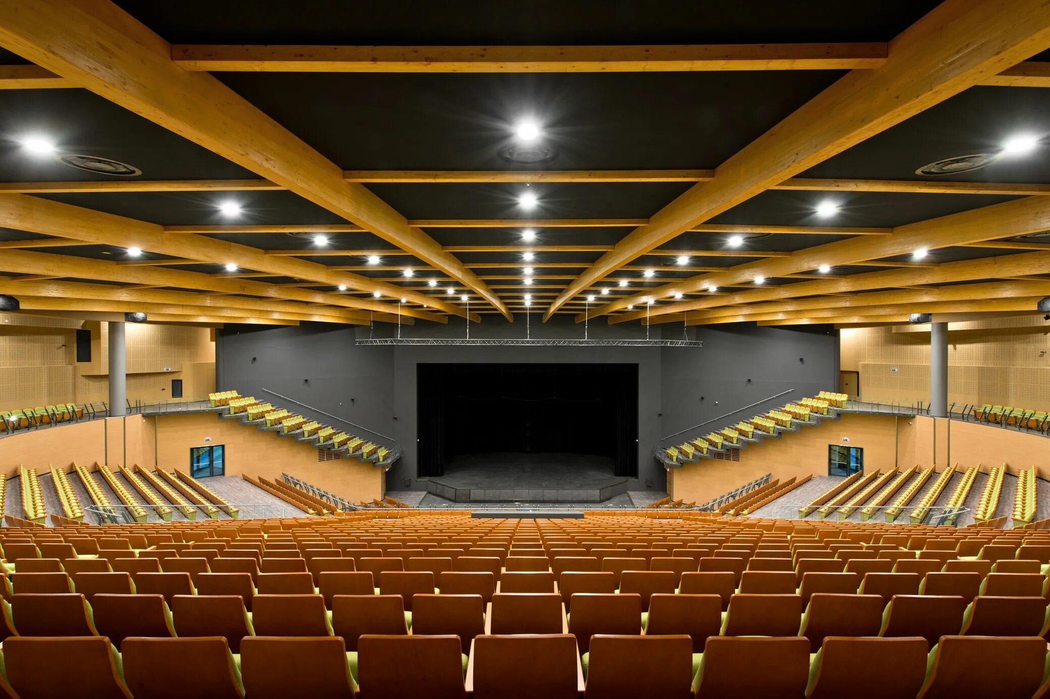 Open hall. Концертный зал в Паланге. Концерт Холл. Концертный зал на 700 мест. Дизайн концертного зала.