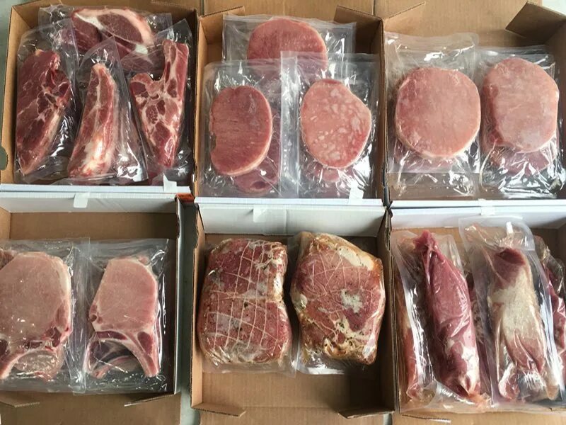 Перевозка продуктов. Мясо в упаковке. Автомобиль для перевозки мороженого. Режимные грузоперевозки. Контейнер пластиковый 600х400х300мм сплош/сплош красный (арт.