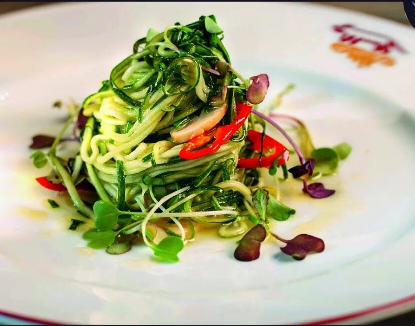 Салат с цукини и томатами. Салат из цукини. Киноа с песто. Зеленый салат с цукини. Салат из цукини.