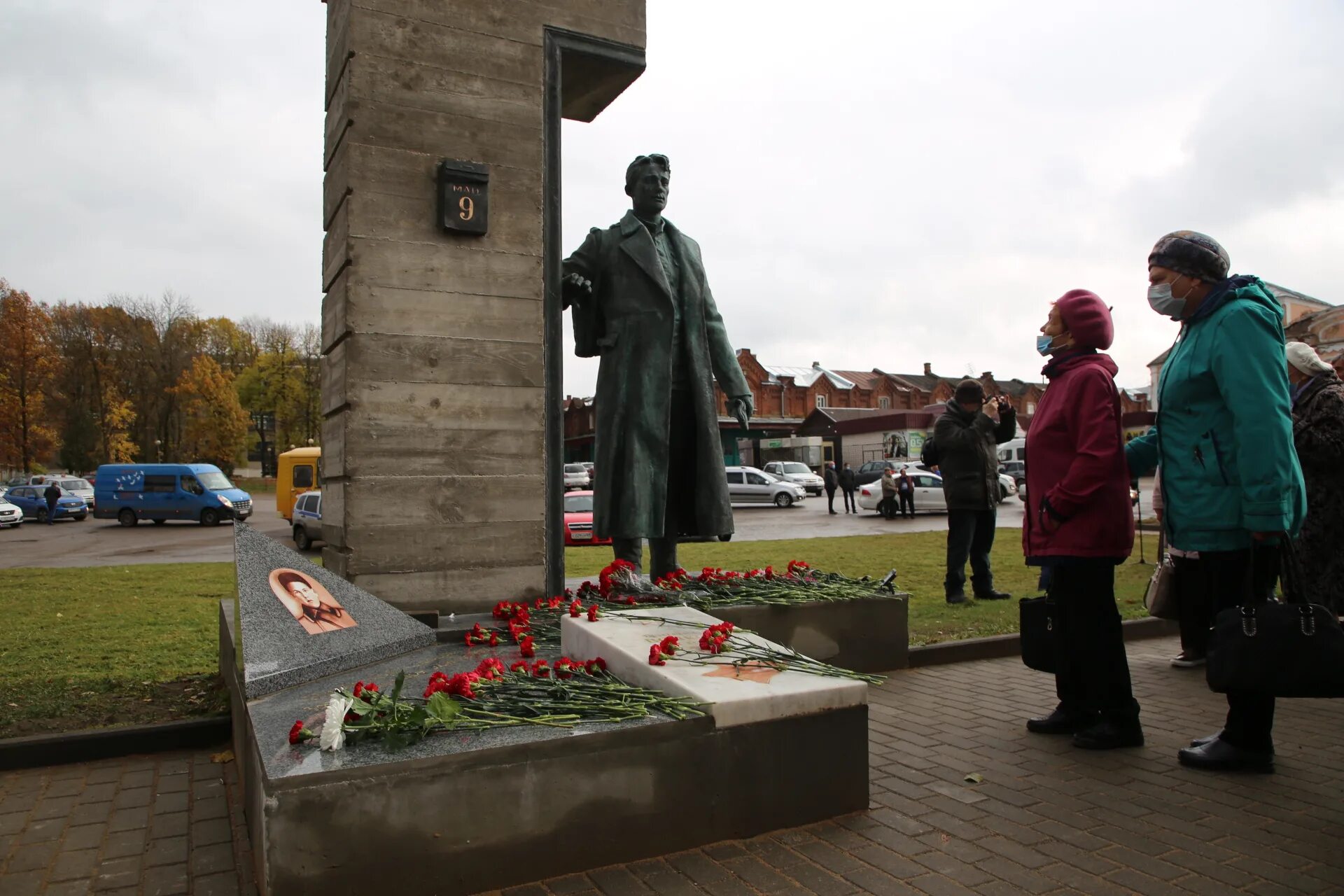 Таллин мемориал советским воинам. Памятник неизвестному солдату в таллине. Неизвестный солдат памятник в москве. Памятники погибшим воинам в годы вов. Мемориал неизвестному солдату в москве.