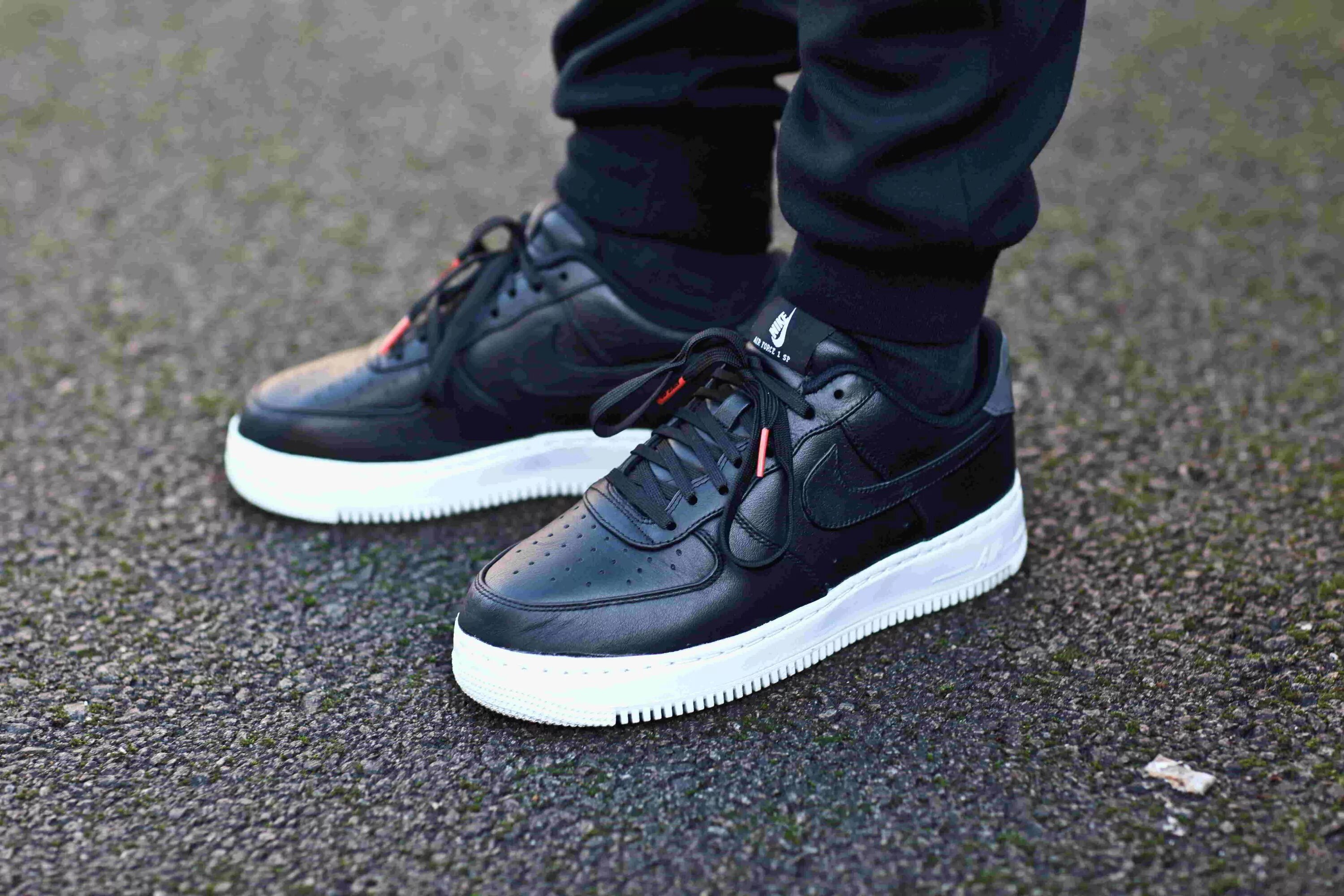 Найк АИР Форс мужские на ноге. Nike Air Force 1 Black on feet. Nike Air Force 1 на ноге. Nike Air Force 1 Mid на ноге.