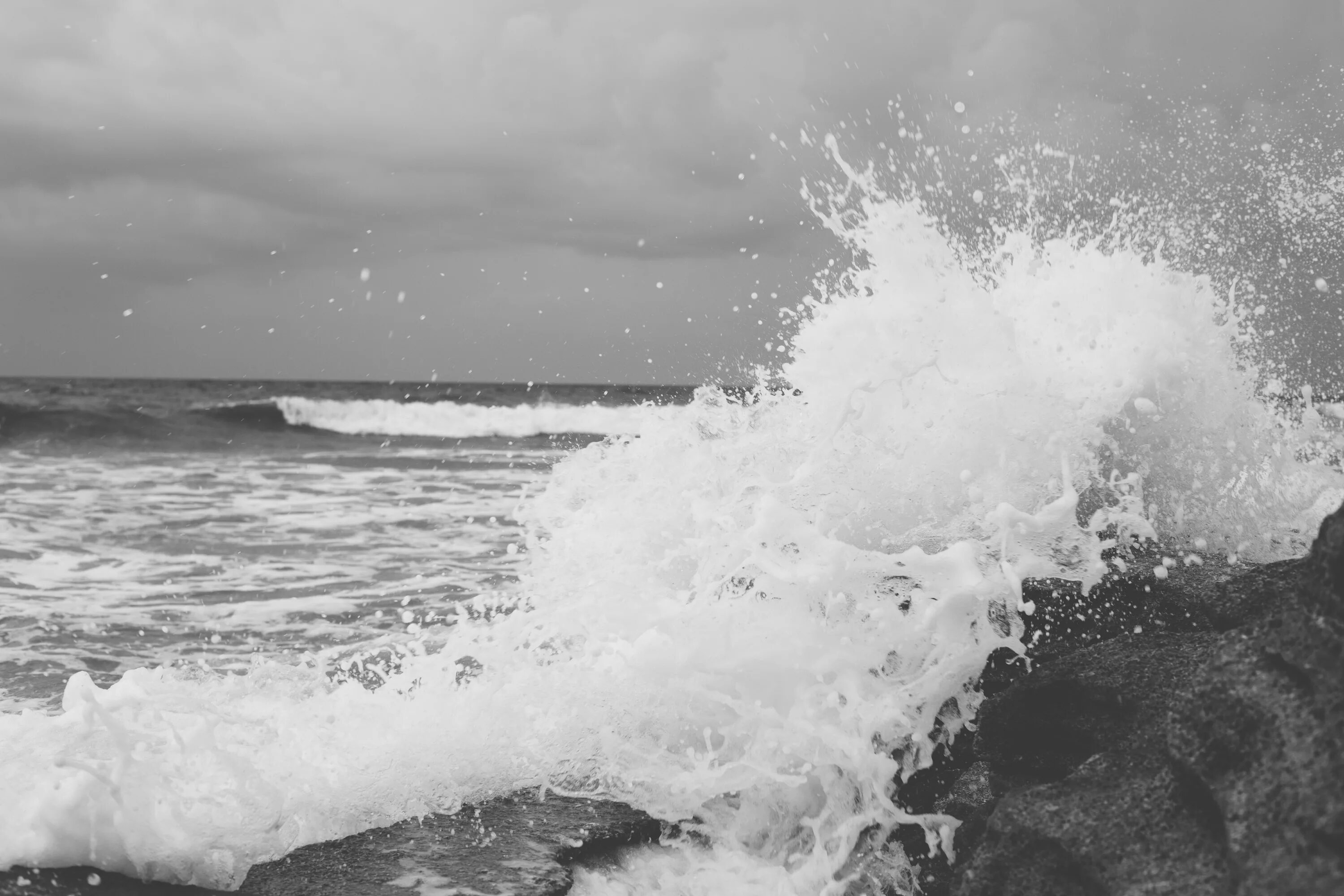 Черно белый океан. Море черно белое. Море, волны. Черно белые волны. Белая волна.