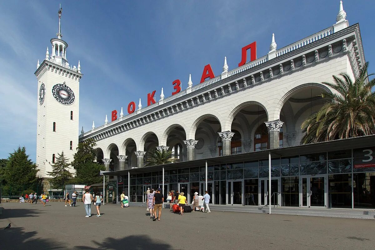 Сколько жд в сочи. Железнодорожный вокзал Сочи. Ж/Д вокзал Сочи. Сочинский Железнодорожный вокзал. Железнодорожный вокзал Сочи, Сочи.